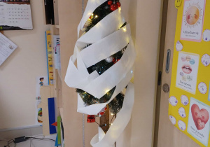 choinka obwiązana papierem toaletowym