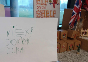 domek elfa z pudełeczkami adwentowymi oraz karta napisana przez dzieci "nie dotykać elfa"