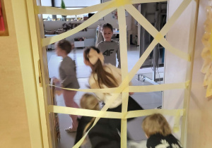 dzieci wchodzą na czworaka do sali bo wejście jest zaklejone taśma