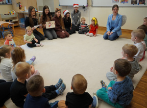 Licealistki odwiedzają trzylatki