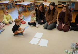 chłopiec ogląda obrazek