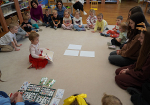 dziewczynka trzyma obrazek