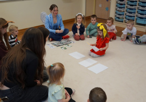 dziewczynka przygląda się ilustracji