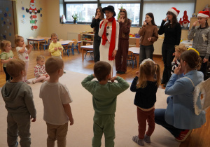 dzieci i licealistki pokazują różne części ciała