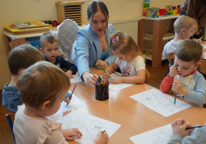 dzieci kolorują kolorowanki