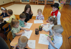 dzieci kolorują świąteczne kolorowanki