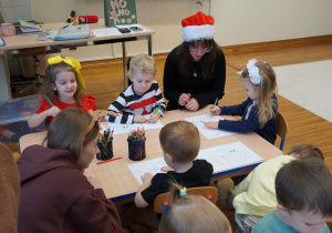 dzieci kolorują mikołajkowego rekina