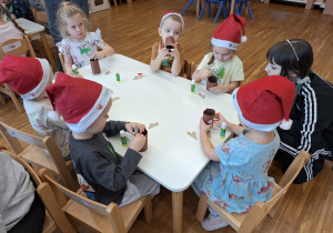dzieci wykonują renifera z papieru