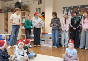 licealiści witają się z dziećmi