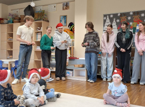 Licealista w przedszkolu grupa 4-latków