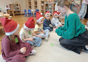 licealistka robi dla dzieci wizytówki