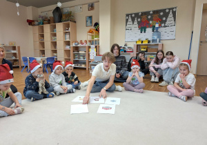 dzieci bawią się z licealistami