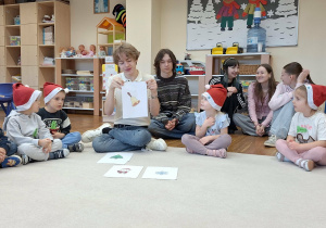 dzieci bawią się z licealistami