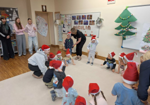 dzieci bawią się z licealistami