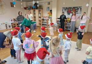 dzieci bawią się z licealistami