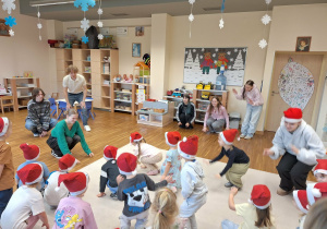 dzieci bawią się z licealistami