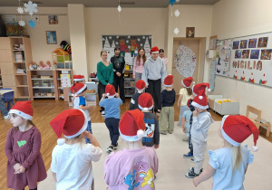 dzieci bawią się z licealistami