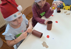 dzieci wykonują renifera z papieru