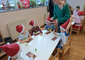 dzieci wykonują renifera z papieru