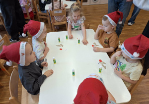 dzieci wykonują renifera z papieru