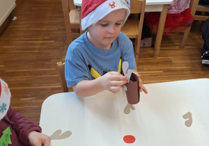 chłopiec klei renifera