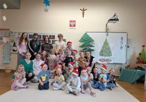 wspólne zdjęcie z licealistami