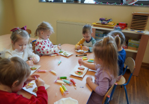 dzieci dekorują ciasteczka