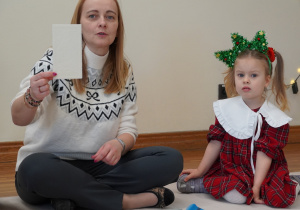 pani pokazuje opłatek