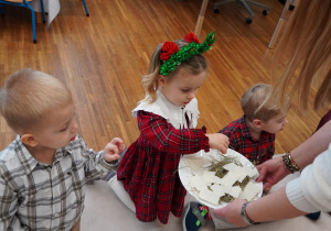 dziewczynka bierze opłatek z talerza