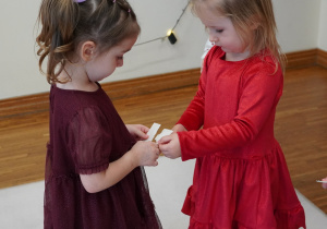 dziewczynki dzielą się opłatkiem