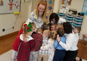 dzieci i panie przytulają się