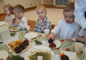 chłopcy jedzą babeczki