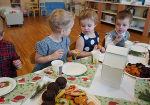 dziewczynki rozmawiają ze sobą