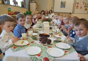 dzieci jedzą ciasteczka