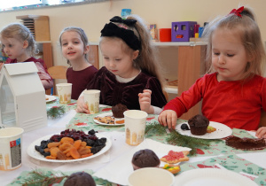 dziewczynki siedzą przy stole