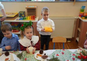 chłopiec trzyma prezent