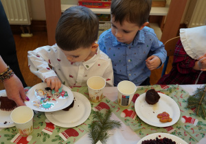 chłopiec wybiera świąteczną naklejkę