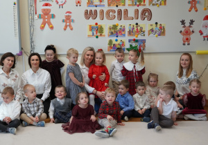 wspólne zdjęcie pań i dzieci