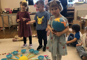 dzieci chodzą wokół słoneczka urodzinowego