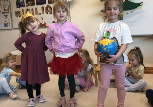 dzieci chodzą wokół słoneczka urodzinowego