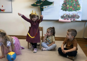 dziewczynka pokazuje linię życia