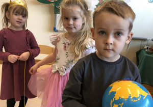 dzieci chodzą wokół słoneczka urodzinowego