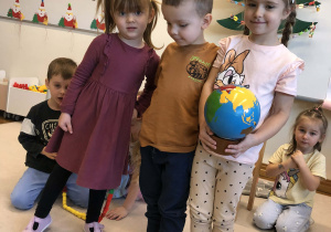 dzieci chodzą wokół słoneczka urodzinowego