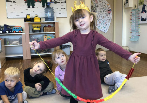 dziewczynka pokazuje linię życia