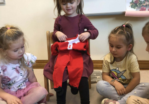 dziewczynka pokazuj e swoje ubranka