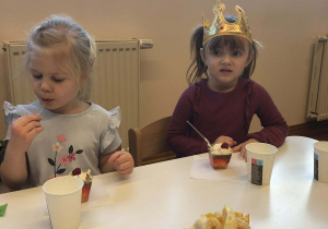 dzieci jedzą poczęstunek