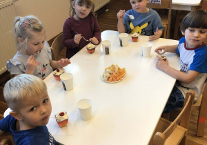 dzieci jedzą poczęstunek