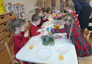 dzieci siedza przy wigilijnym stole