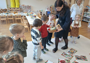 dzieci dzielą się opłatkiem