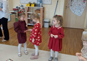 dzieci dzielą się opłatkiem